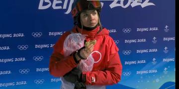 谷爱凌爱吃馅饼被CUE可爱图片