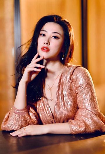 朱珠国外留学派对抽烟表情照片