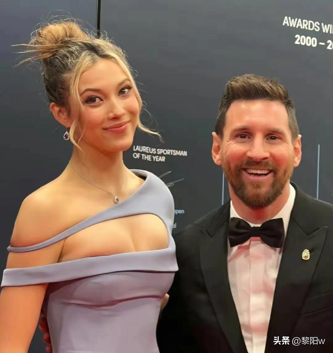 谷爱凌穿红旗袍演讲图片