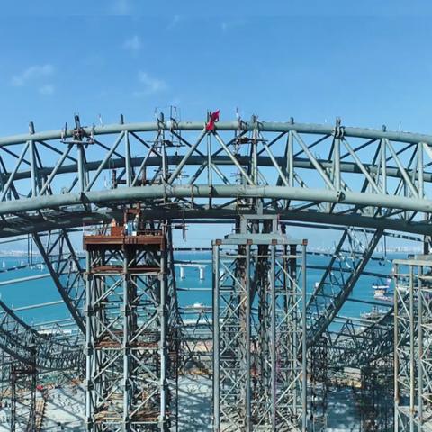 厦门体育中心体育场容纳多少人？