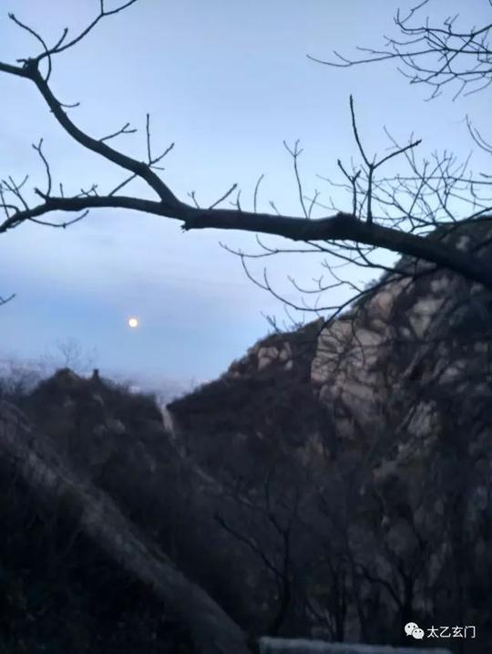穿越四峰一岭：破宅屋内起旋风，鬼影森森树梢动，回视唯见夜色明