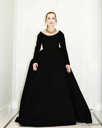 谷爱凌亮相掮客戛纳红毯图片