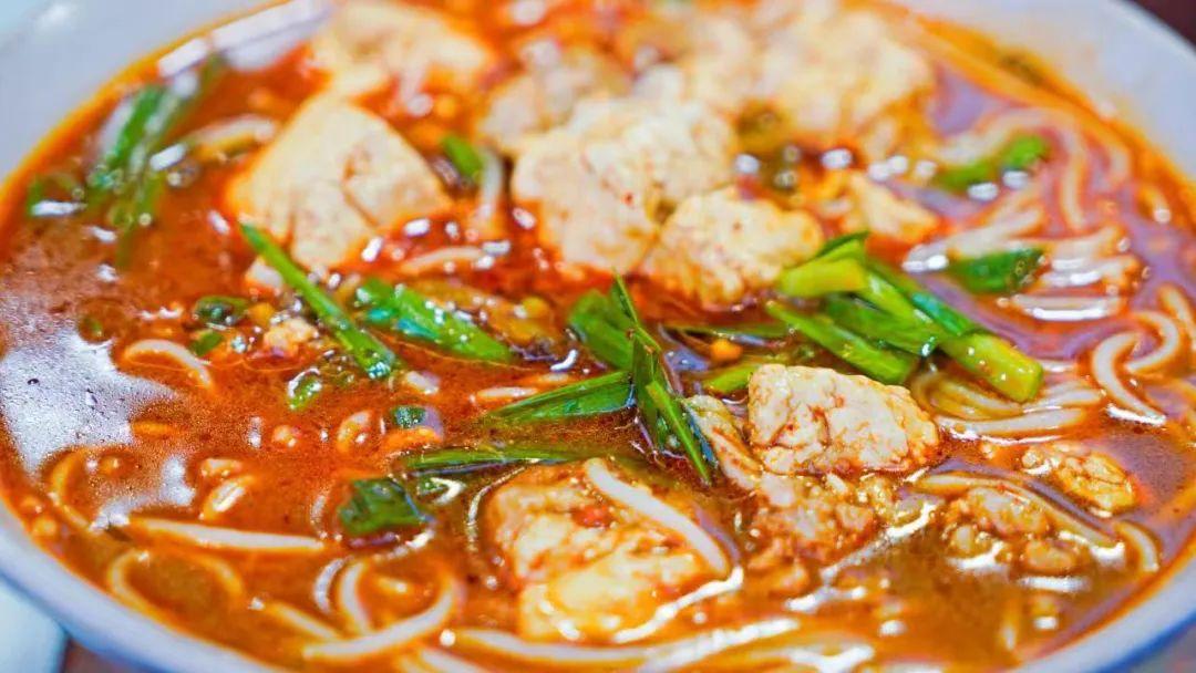 云南美食什么米线（米线戴帽子什么意思）