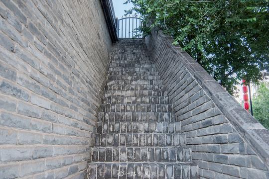 西宁冷门景点，本地人把它当标志建筑，外地游客很少