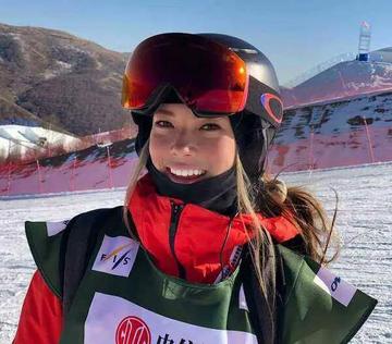 谷爱凌边化妆边赶作业图片