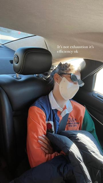 谷爱凌边化妆边赶作业图片