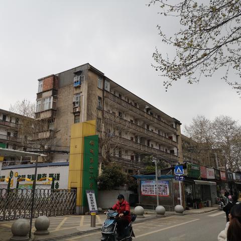 武汉白玉山有商场吗？