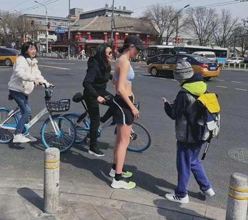 谷爱凌骑马秀腹肌图片