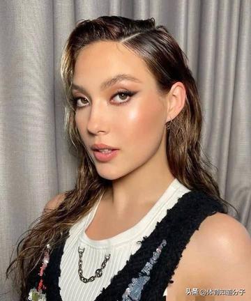 谷爱凌边化妆边赶作业图片