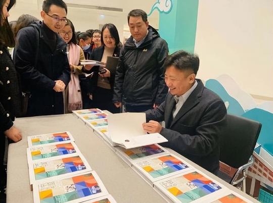 曾翻译过国内第一部投资银行专著，如今他“疯魔”中国传统色