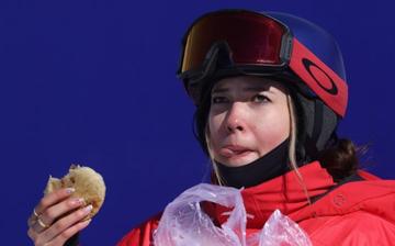 谷爱凌边化妆边赶作业图片