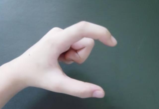 宝宝吃手分阶段