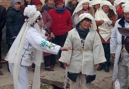 武会霞：靠着哭丧成了镇子“红”人，一场白事赚700元左右