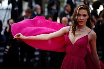 谷爱凌亮相掮客戛纳红毯图片