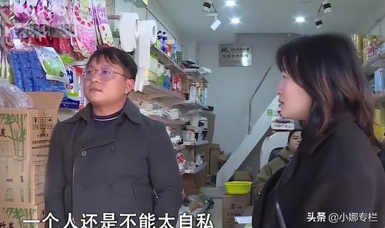 遭岳父嫌弃与妻子分居，男子独自创业后，岳父带女儿上门要求复合