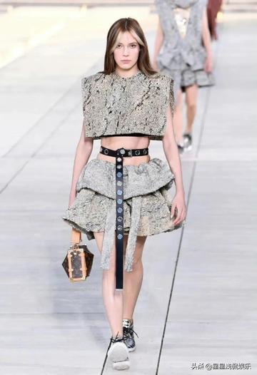 谷爱凌骑马秀腹肌图片