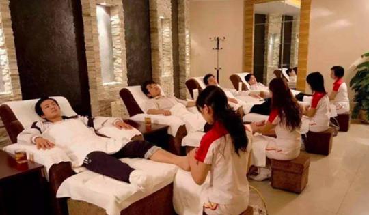 中国足浴行业图鉴：男技师月入过万，洗脚城服务“海底捞化”