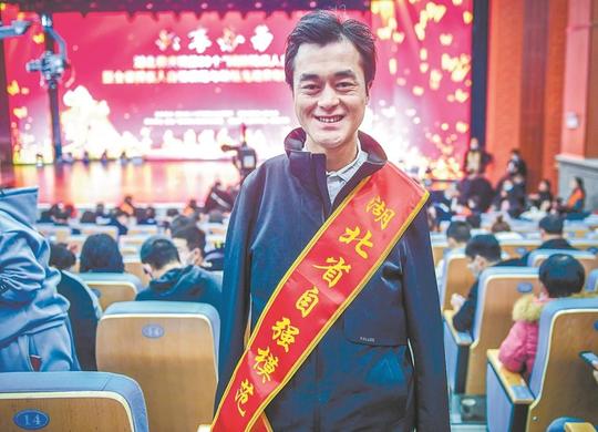 湖北无臂小伙9个月丧父，5岁被人拐卖，现如今成功创业苦尽甘来