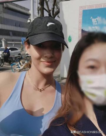 谷爱凌骑马秀腹肌图片