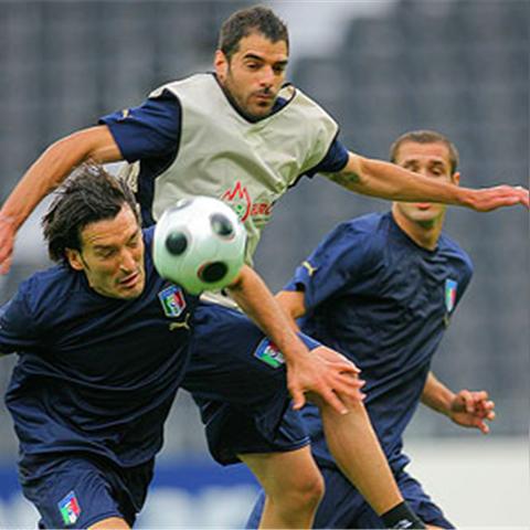 足球前腰怎么打