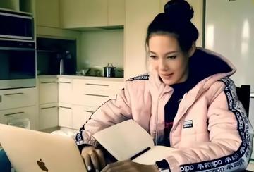 谷爱凌边化妆边赶作业图片