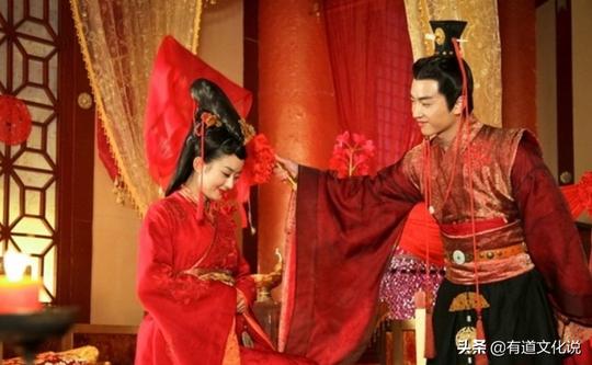 山东一新人婚礼上新娘被狂喷泡沫，中国式婚闹陋习有边界吗？