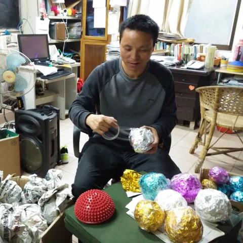 足球弹力胶带怎么贴