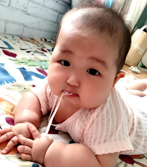 宝宝总是溢奶怎么回事