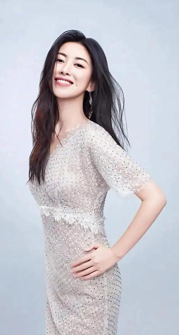 朱珠国外留学派对抽烟表情照片