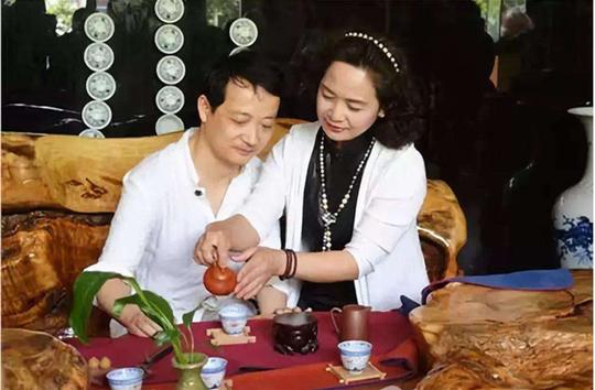 安徽残疾人，创业一天赚20万，年入4000万元，娶漂亮老婆，凭啥