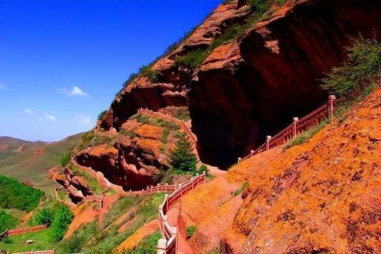 宁夏有一冷门景区，山峦呈现暗红色，犹如一团团燃烧的火焰
