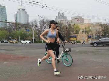 谷爱凌跑步被拦强行合影图片