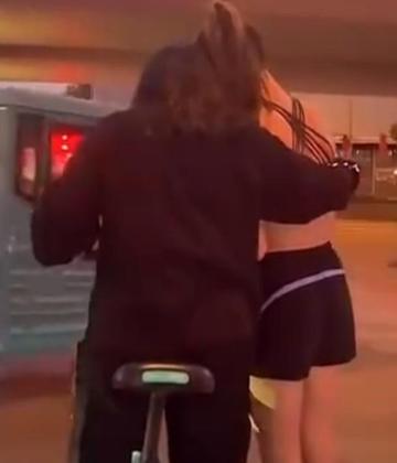 谷爱凌跑步被拦强行合影图片