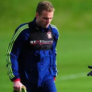 足球运动员身上黑色背心的长尾关键词有哪些