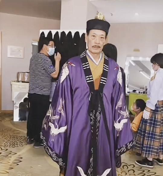 港星钟发自曝想移居成都！68岁在内地做贸易生意，常出入高档场所