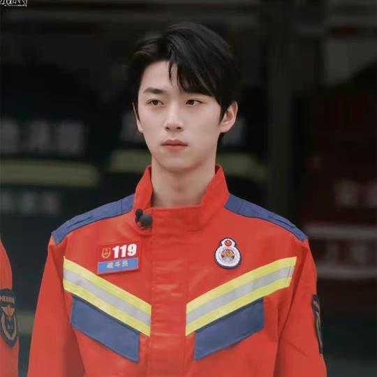 《一往无前的蓝》首播，秦霄贤变刺头，张嘉元过度“内卷”