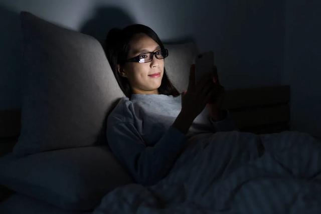 新生儿晚上到底可不可以开灯睡觉？如何引导宝宝关灯睡觉