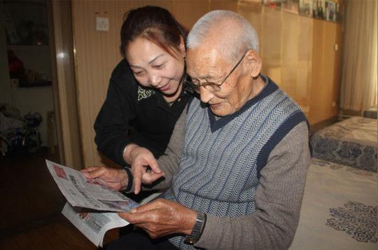 甘肃老人抚养残疾孩子22年，长大后孩子养鸡创业，为老人盖房养老