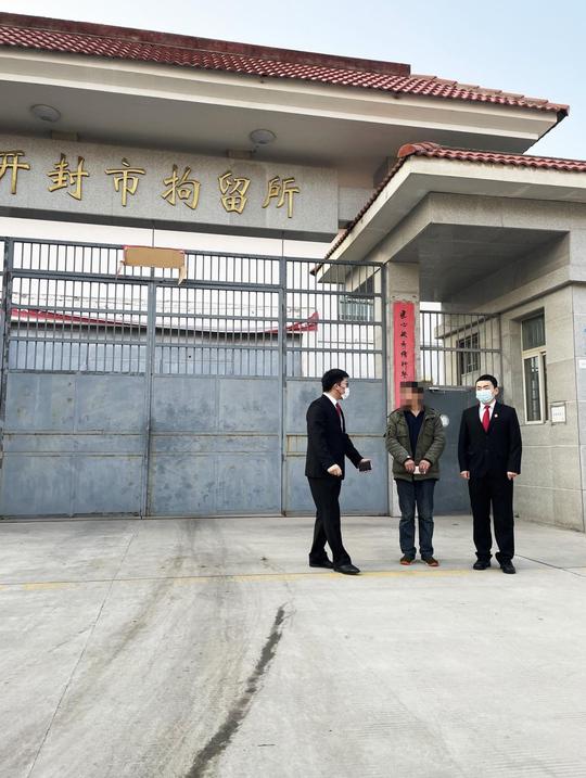 河南开封：七旬老人讨债难积极调解化纠纷