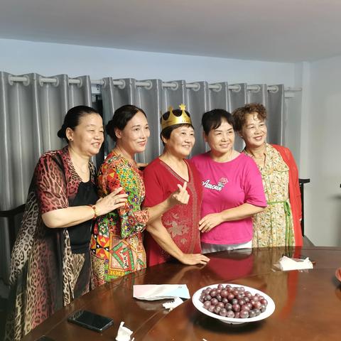 退休老教师70-75岁每月补贴多少钱？