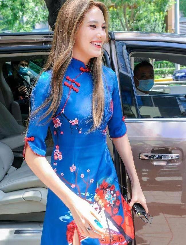 谷爱凌穿红旗袍演讲图片