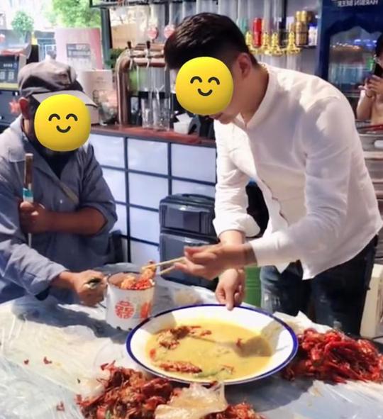 一男子将饭店的剩菜打包给拾荒老人，网友：有点侮辱人了