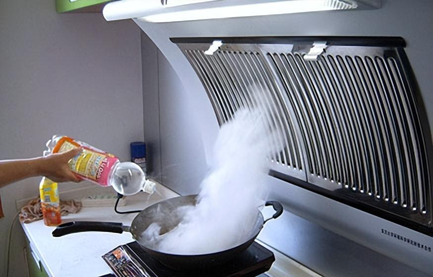 怎么清洗老旧油烟机的油垢