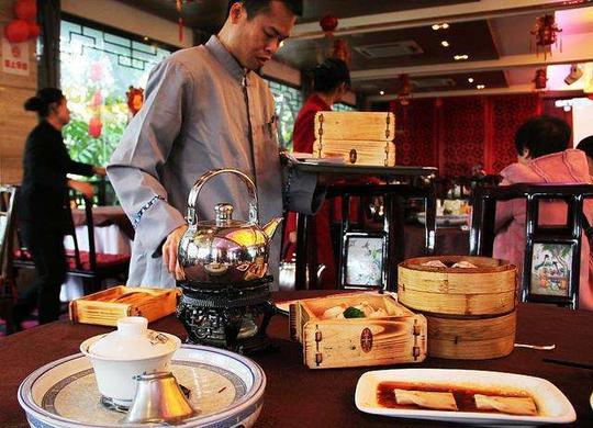 去越南旅游，为什么要提防“生菜美女”？导游说出背后“秘密”