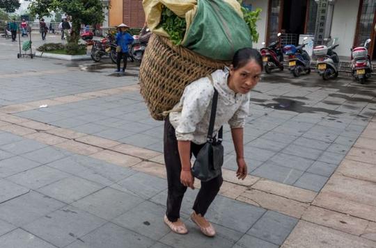 中越边境上做生意的越南女性很多，她们主要卖些什么东西？