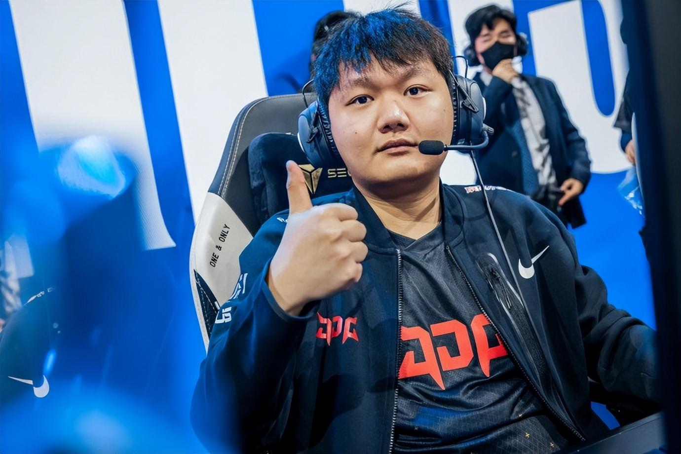 英雄联盟怎么禁队友语音(绝地求生如何关闭别人的语音)