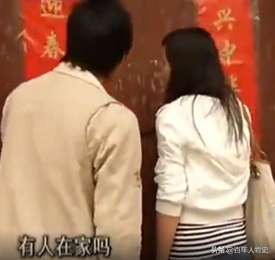 女孩苦寻初恋坟墓，意外发现他“复活”铁笼中，爸爸：5年前关的