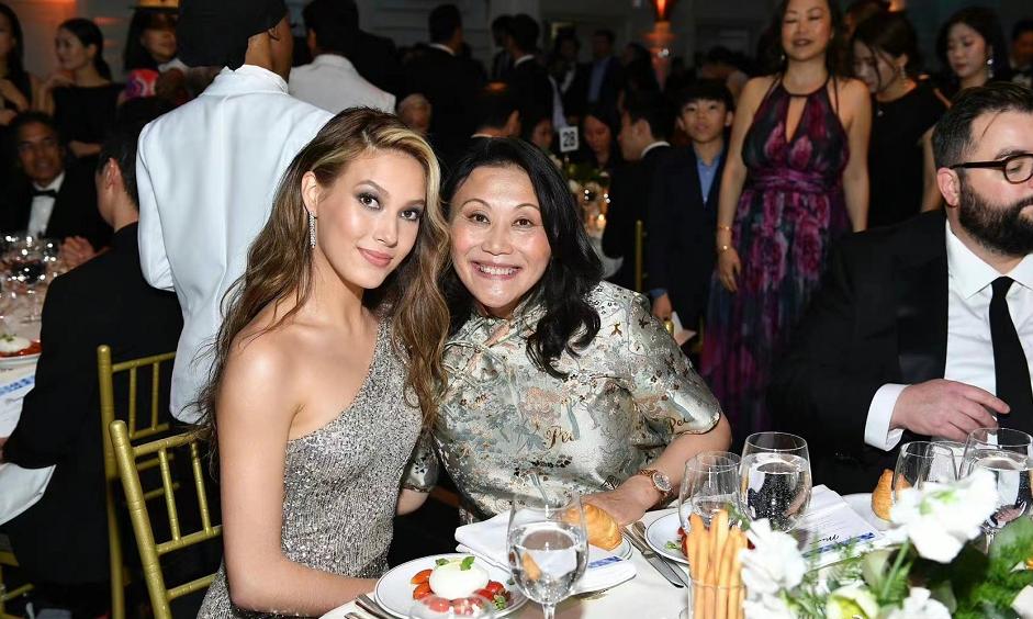 谷爱凌穿红旗袍演讲图片