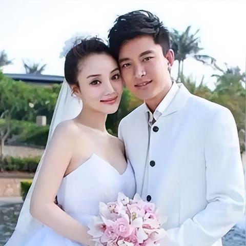 贾乃亮和李小璐什么时候离得婚(李小璐贾乃亮深夜宣布离婚)