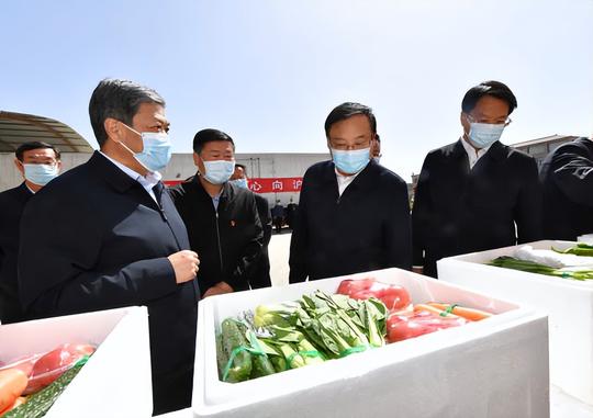 宁夏援助上海220吨蔬菜梁言顺为运输车队送行